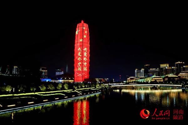 9月16日晚，人民网“向祖国表白”灯光秀在河南郑州五大地标性建筑上演，图为郑州千玺广场。霍亚平 摄